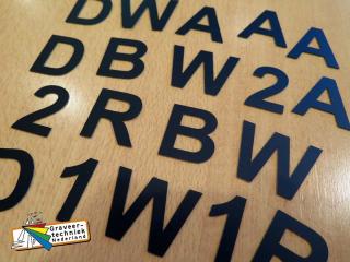 Dunne kunststof losse letters en cijfers met kleeflaag.